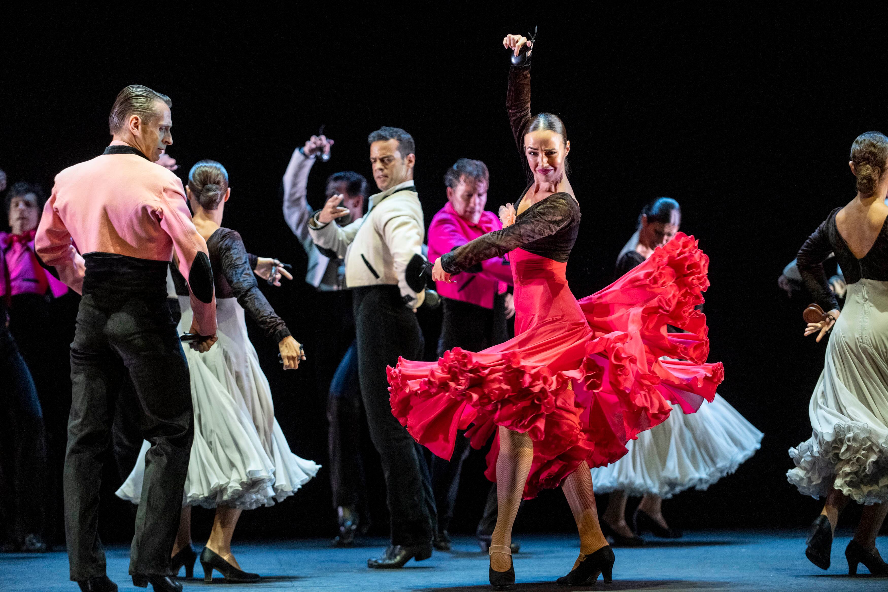 La bailarina Inmaculada Salomón junto con otros bailarines del Ballet Nacional, durante la función 'Ritmos'.