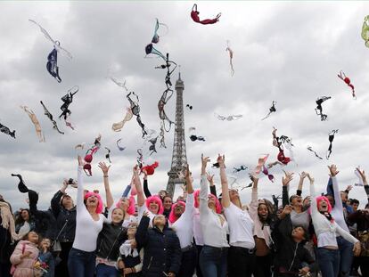 Un grupo de mujeres lanza sus sujetadores al aire frente a la Torre Eiffel, en septiembre de 2019.