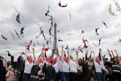 Un grupo de mujeres lanza sus sujetadores al aire frente a la Torre Eiffel, en septiembre de 2019.