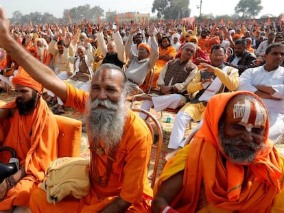 Fundamentalistas hindúes, durante una ceremonia religiosa, a finales de noviembre en Ayodhya.