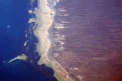 Sand banks and dunes can be seen along the coastline in South Australia, November 12, 2015.      REUTERS/David Gray      TPX IMAGES OF THE DAY          