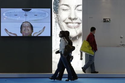 Varios visitantes pasean por la feria Construmat de Barcelona.