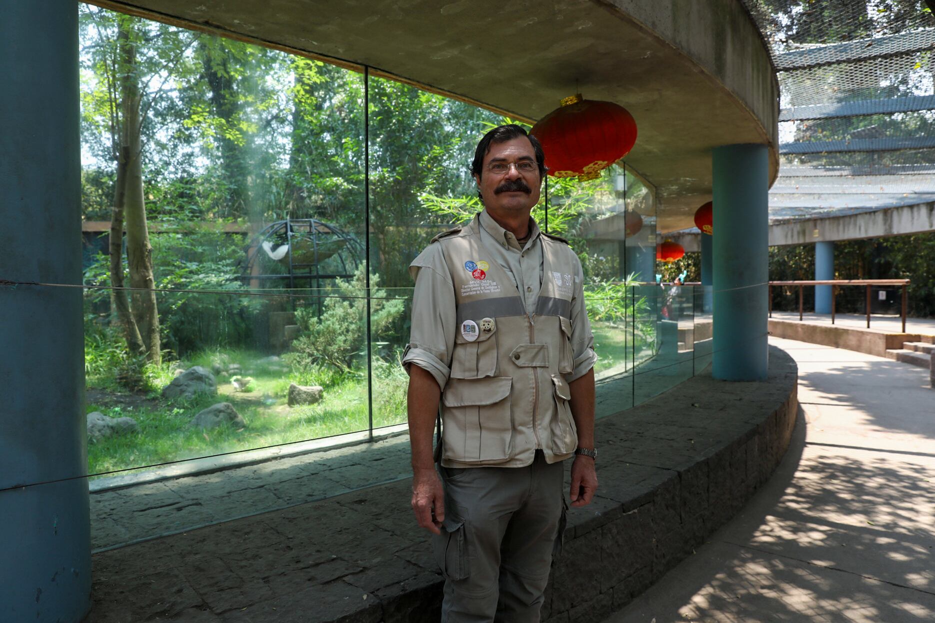 Fernando Gual Sill frente al hábitat de Xin Xin.