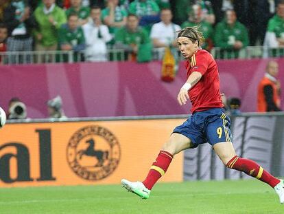 Torres remata para marcar el primer gol de España.