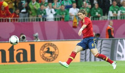 Torres remata para marcar el primer gol de España.