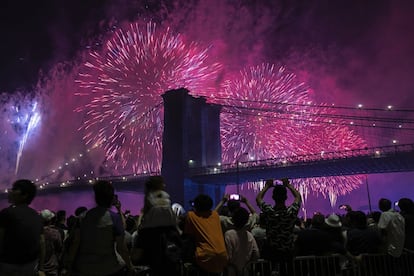 Una multitud contempla los fuegos artificiales sobre Manhattan, en Nueva York.