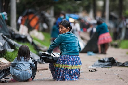 Una mujer indígena que vive en un campamento de Bogotá