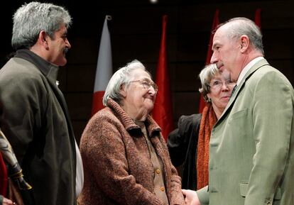 El presidente de Caja Madrid, Rodrigo Rato, conversa con Josefina Samper.