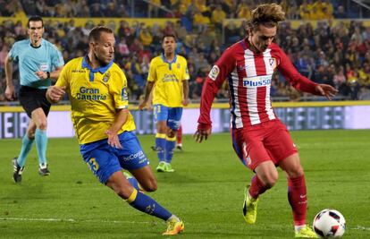 Griezmann, del Atlético, ante Dani Castellano, de Las Palmas, en el encuentro de ayer.