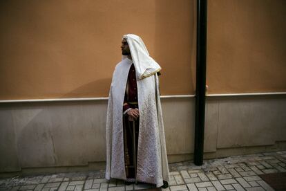 Un nazareno de la cofradía de los Gitanos espera la salida del trono el Lunes Santo en Málaga.