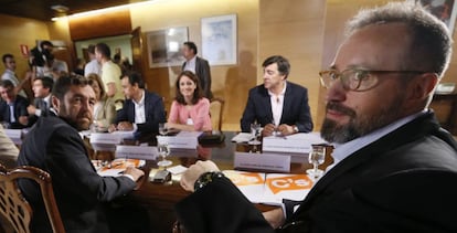 Els equips negociadors del PP i Ciutadans, aquest dimarts.