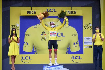 Alexander Kristoff, en el podio, con el maillot amarillo.