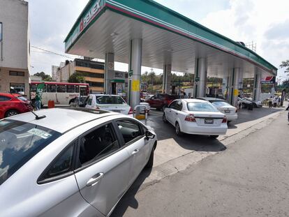 Automovilistas hacen fila para poder cargar combustible en México.