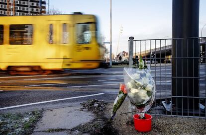 El principal sospechoso, en fin, está fichado por homicidio frustrado, violación, robo y conducción en estado de embriaguez, según desveló este lunes la prensa local. En la imagen, un tranvía pasa junto a los ramos de flores depositados en el lugar del tiroteo.