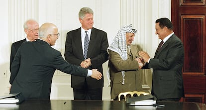 28 de septiembre de 1995. El presidente Hosni Mubarak y el líder de la OLP, Yaser Arafat, se estrechan las manos en presencia del primer ministro israelí, Isaac Rabin, el rey Hussein de Jordania y el presidente Clinton, después de firmarse el acuerdo sobre el proceso de paz en Oriente Próximo.