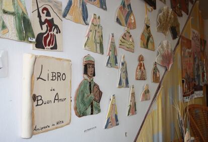Una de las tiendas del pueblo ofrece piezas relacionadas con el Libro del Buen Amor. El arcipestre del pueblo, Juan Ruiz, escribió una biografía ficticia considerada una de las obras literarias más importantes de España.