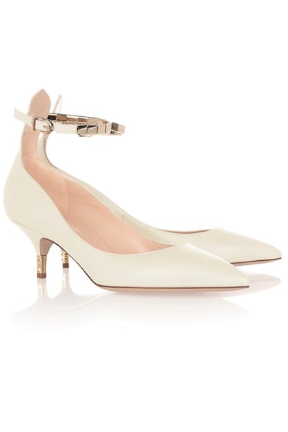 El dorado es un color que encaja a la perfección con el blanco, como estos zapatos de Valentino (690 euros).