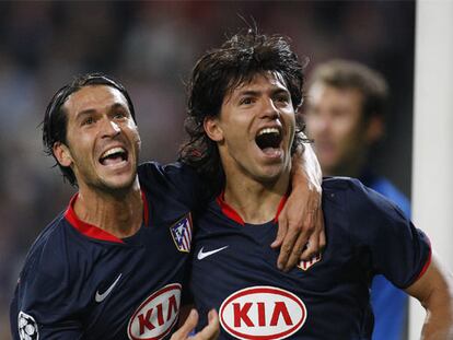 Luis García y Agüero celebran el primer gol.