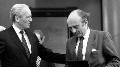 El ministro de Economía, Otto Lambsdorff, a la derecha, entrega su dimisión en junio de 1984 al presidente alemán Karl Carsterns.