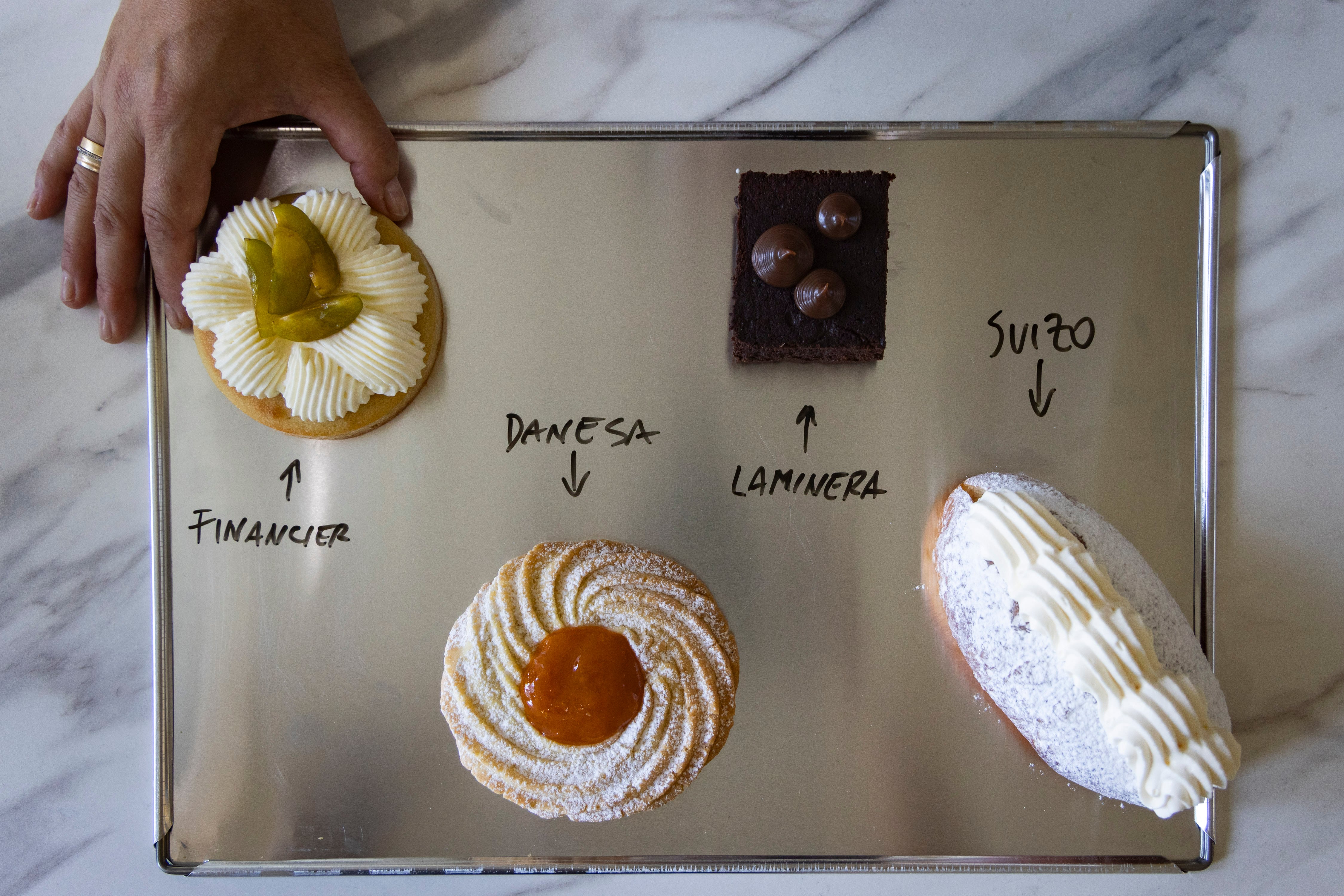 Algunas de las creaciones de Lanuza que van cambiando según el día en Camín Postrería.
