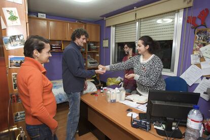 Usuarios del piso de acogida del comit ciudadano antisida de Ourense.