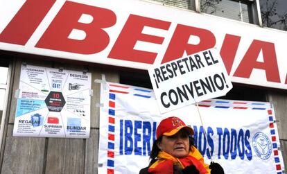 Trabajadores de Iberia se manifiestan el pasado lunes frente a la sede de la aerol&iacute;nea.