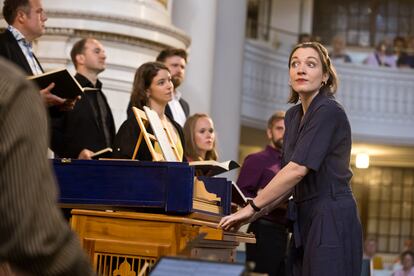 Elina Albach and her six singers during the performance of the 'Missa Miniatura', a personal recreation of Bach's Mass in B minor, at the Nikolaikirche.