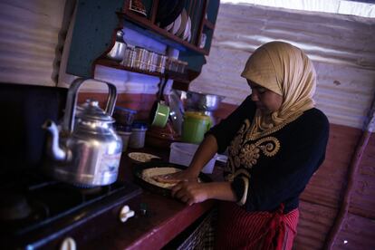 La jornalera prepara el desayuno para su familia en su casa.