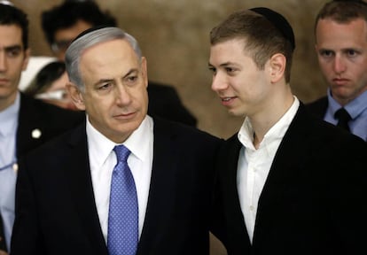 El primer ministro de Israel Benjamin Netanyahu y su hijo Yair en marzo de 2015.