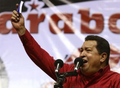 El presidente venezolano, en un acto celebrado este lunes, insta a sus seguidores a reformar la Constitución para permitirle seguir en el poder.