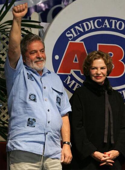 El presidente brasileño y su esposa, Marisa Leticia, durante el acto del sindicato de los metalúrgicos este sábado