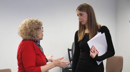 La alcaldesa Manuela Carmena con la socialista Mar Espinar.