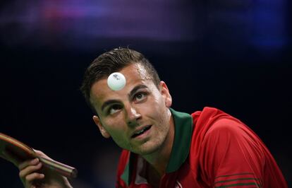 El portugués Tiago Apolonia controla la pelota con la mirada durante la ronda masculina de clasificación individual en los Juegos Olímpicos de Río 2016.