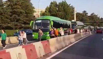 Pasajeros saliendo del carril bus VAO capturados por el usuario de Twitter @Gafirulo_o