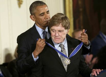 Barack Obama, premia al actor y director Robert Redford con la Medalla Presidencial de la Libertad durante una ceremonia en el Salón Este de la Casa Blanca en Washington, EE.UU., el 22 de noviembre de 2016. 