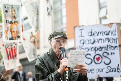 La diseñadora habla en una protesta anti guerra y por el desarmamiento nuclear, el 14 de septiembre de 2021, en Londres.