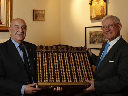 Fernando Vázquez (a la izquierda) y Antonio Salas con una antigua tabla de números.