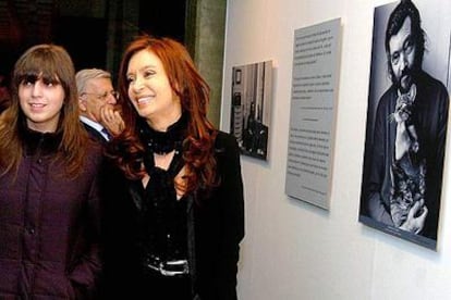 Cristina Fernández, esposa del presidente de Argentina, Néstor Kirchner, acompañada por su hija Florencia en la exposición sobre Cortázar.