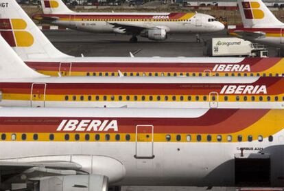 Aviones de Iberia en el aeropuerto de Barajas. La compañía se fusionó con British Airways en abril para crear la quinta aerolínea mundial