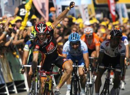 Valverde festeja su victoria al esprint en San Sebastián.