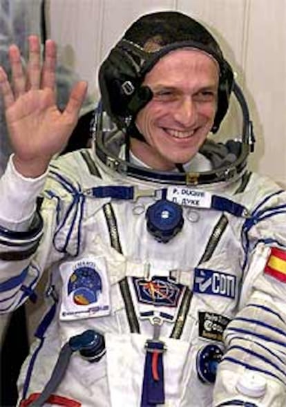 El astronauta español saluda antes de iniciar su misión de 10 días y que le llevará a la Estación Espacial Internacional.