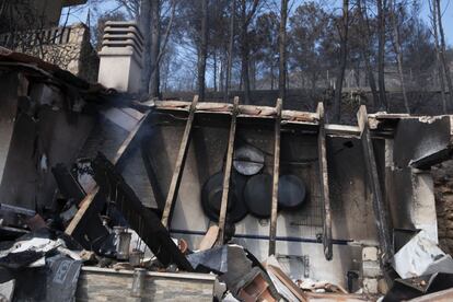 Estado en el que ha quedado una vivienda afectada por el incendio urbano forestal de Llutxent, en Gandía.