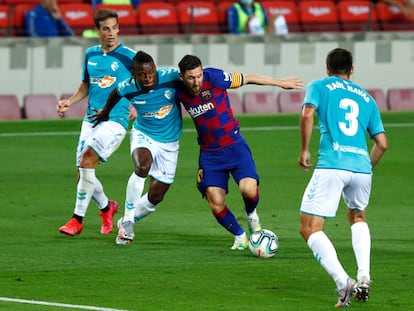 Messi frente a Estupiñán, en el Barcelona-Osasuna.