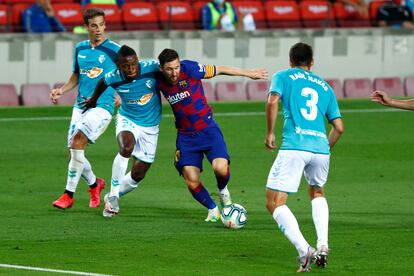 Messi frente a Estupiñán, en el Barcelona-Osasuna.