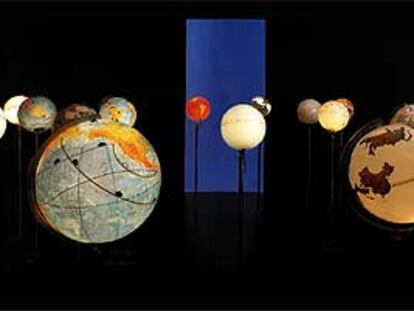Instalación de diez globos terráqueos de la serie &#39;World processor&#39; , de Ingo Günther, en  &#39;Banquete&#39;.