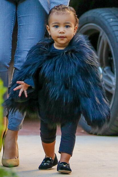 Con solo 21 meses, el estilo de la pequeña North West es uno de los más comentados y copiados. La peluda chaqueta de la firma Appaman que luce en la imagen aumentó disparó sus ventas después de que Kim Kardashian colgase la foto de su hija en Instagram.