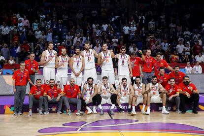 Los jugadores de la selección española posan con el bronce conseguido en el Eurobasket 2017.