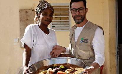 Quique Dacosta, en un viaje a Senegal para luchar contra el hambre.