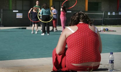 Una niña asiste al programa de tratamiento contra la obesidad infantil en el Hospital General de Valencia.