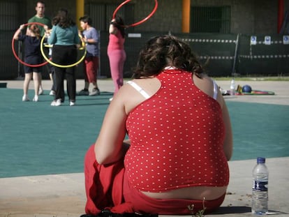 Una niña asiste al programa de tratamiento contra la obesidad infantil en el Hospital General de Valencia.